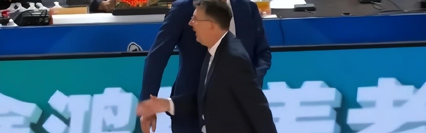 世界杯官方客户端下载中心-领先18分都能输！杜锋的“老寒腿组合”，到底在想什么？